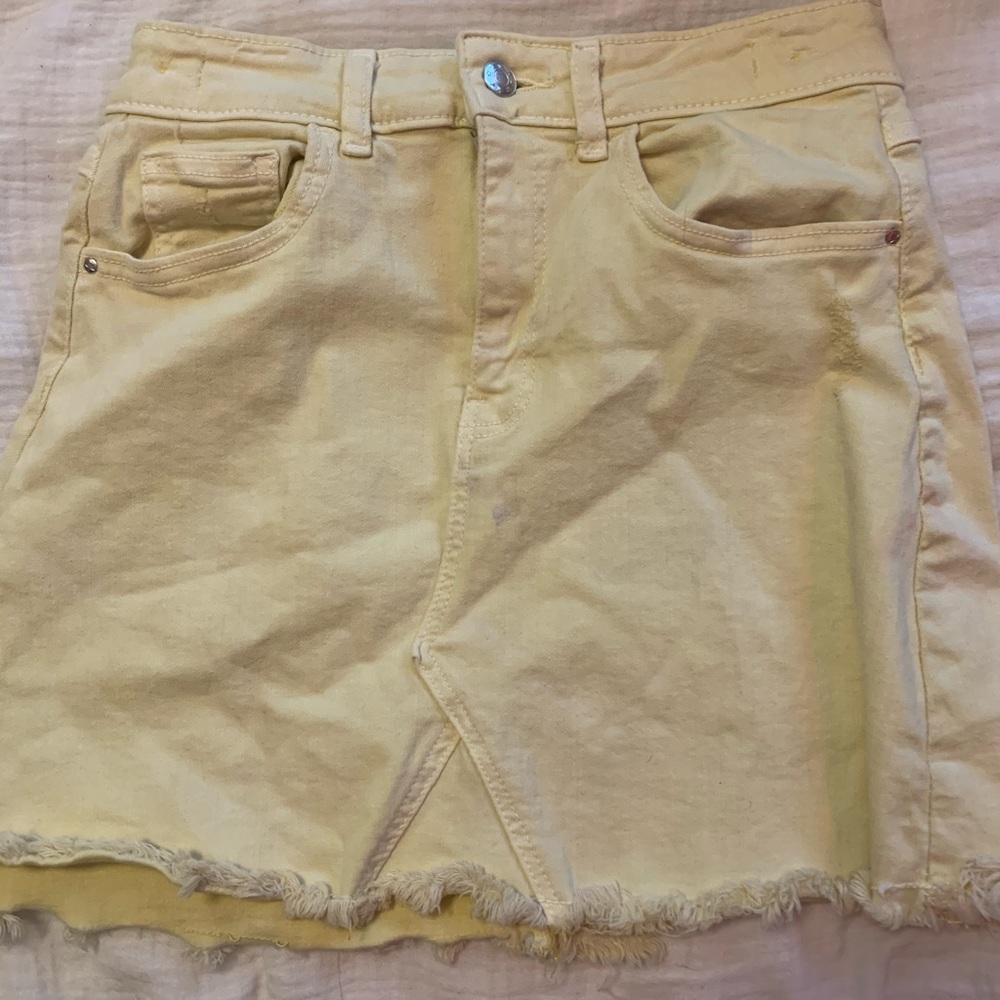 yellow mini skirt